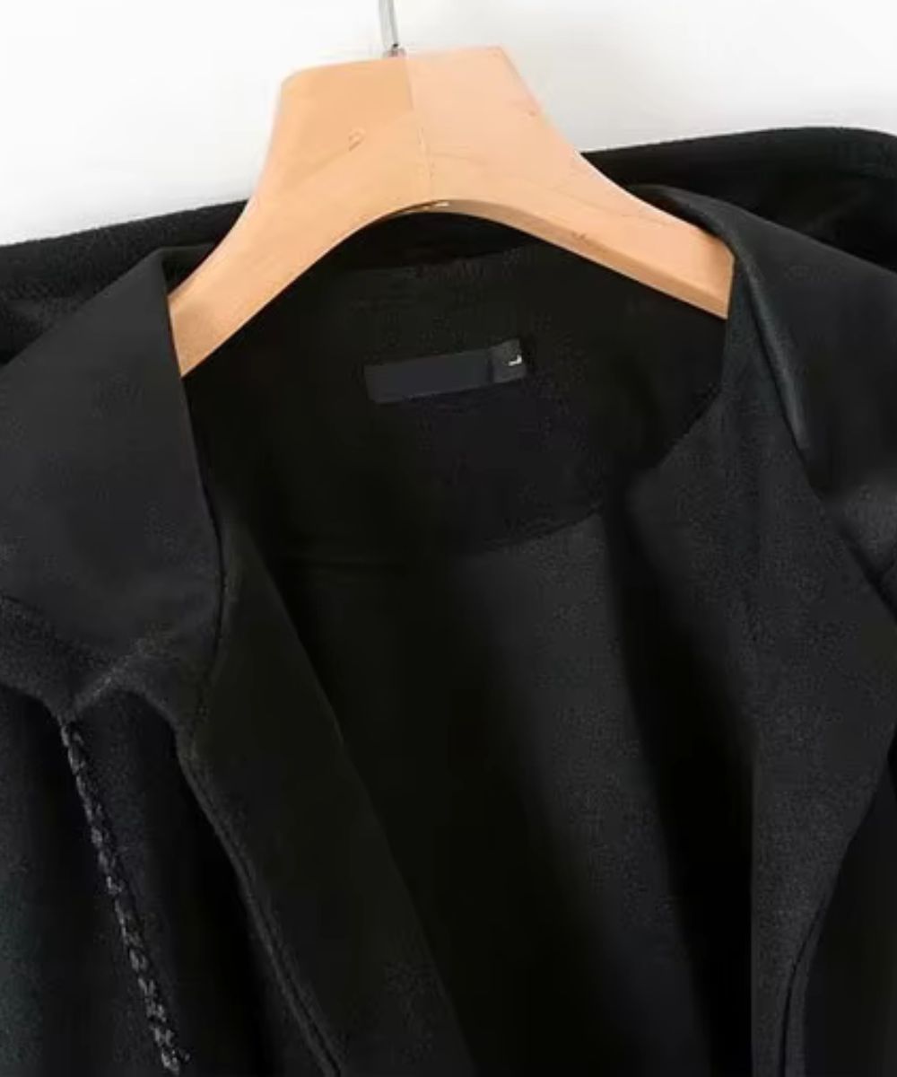 Poncho Noir Homme à Capuche et Cordons