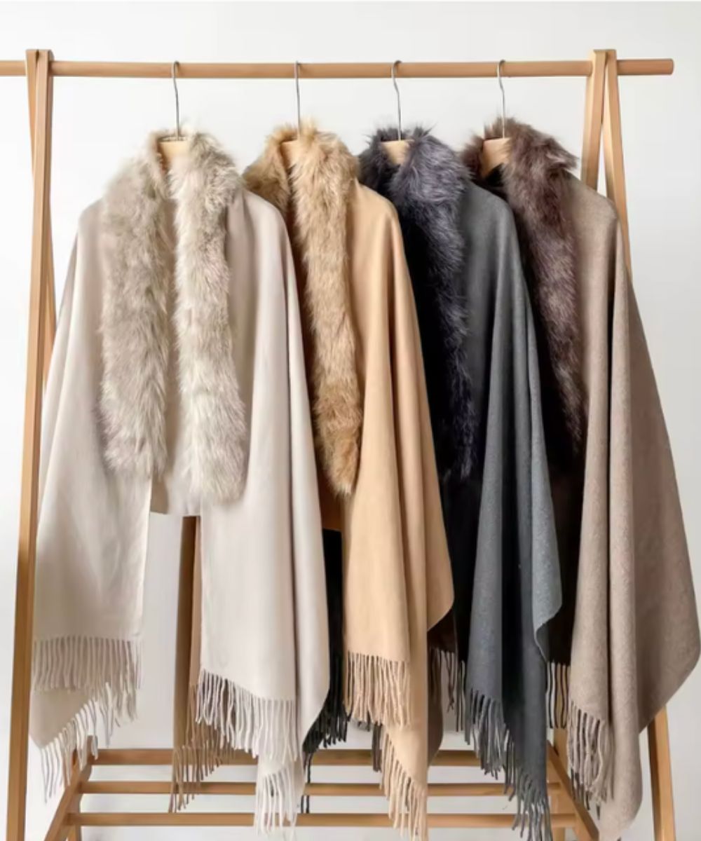 Collection de ponchos châles fins avec col en fourrure de Planète Poncho en plusieurs couleurs.