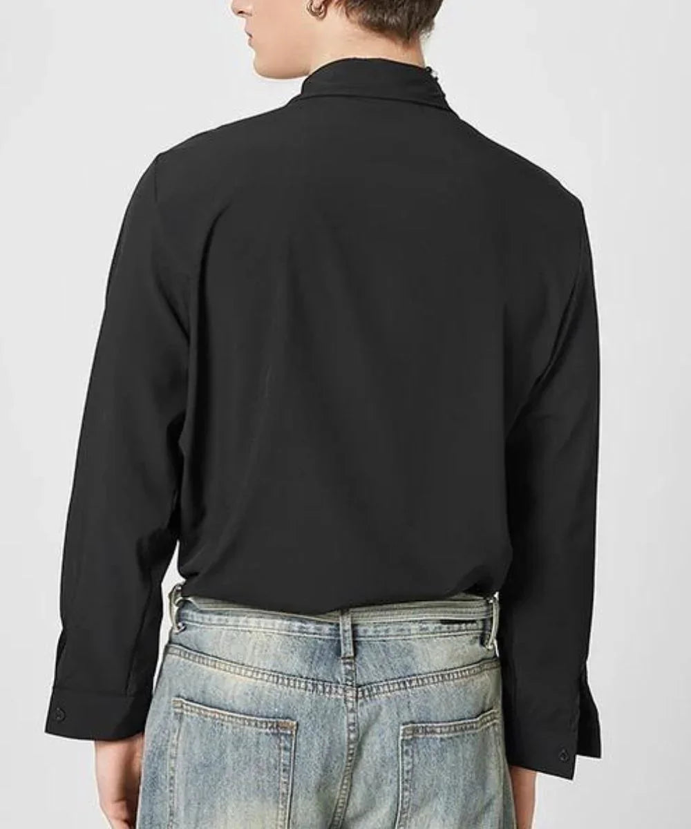 Homme portant une chemise noire élégante avec pantalon en jean clair, vu de dos