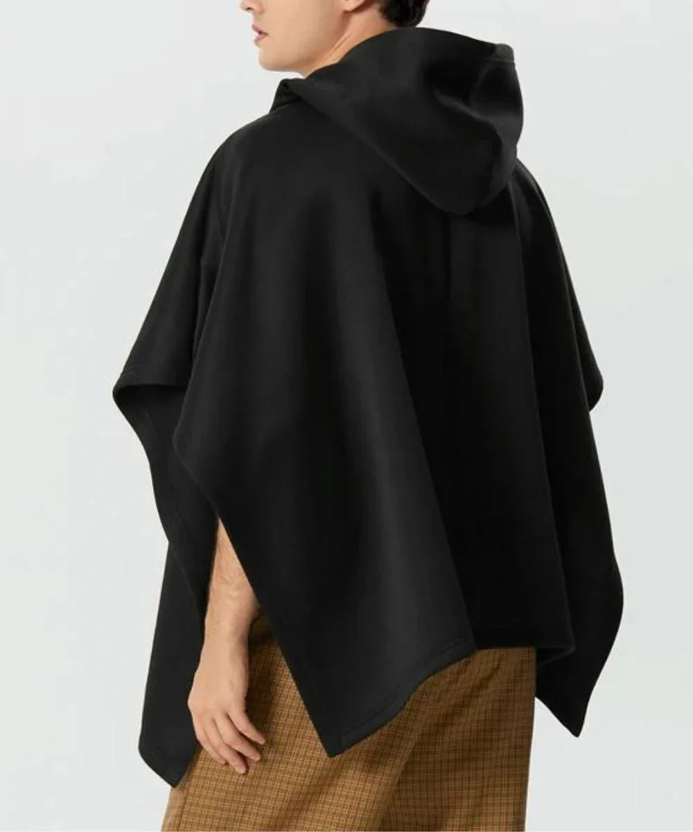 Homme portant un poncho noir à capuche, vue de dos, style décontracté