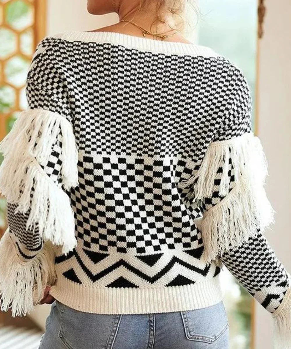 Poncho à manches longues noir et blanc à motifs géométriques et franges, porté dos