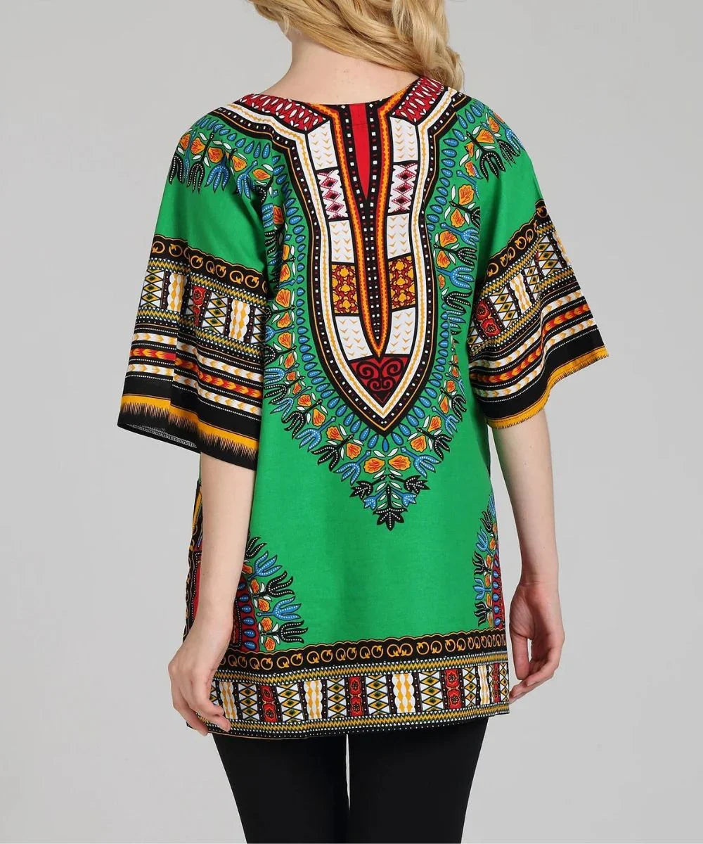 Poncho africain vert à motifs ethniques colorés porté par une femme de dos