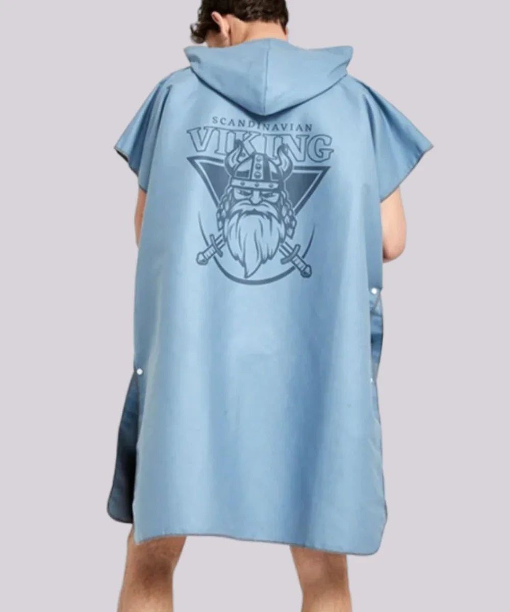 Poncho surf bleu à capuche, motif viking scandinave au dos, porté par un homme