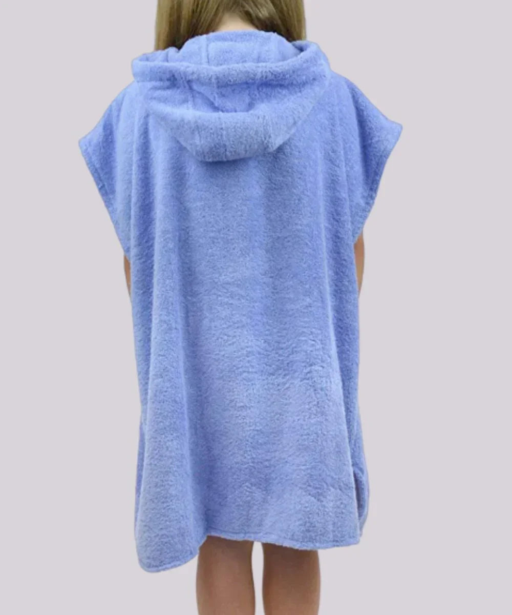Enfant vu de dos portant un poncho de bain bleu à capuche, tissu éponge, fond neutre.