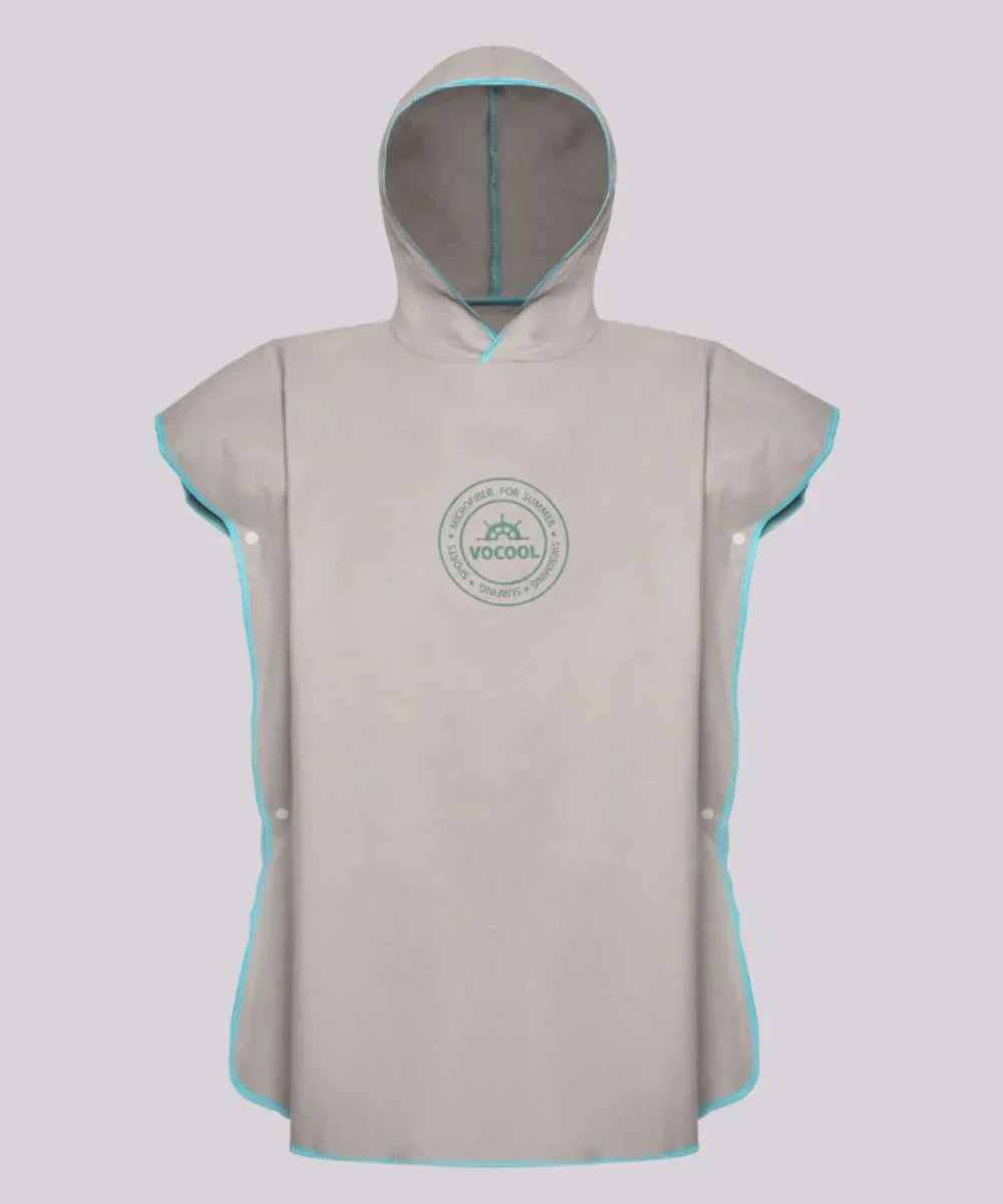 Poncho de bain enfant gris à capuche avec bords bleus, logo imprimé sur la poitrine.