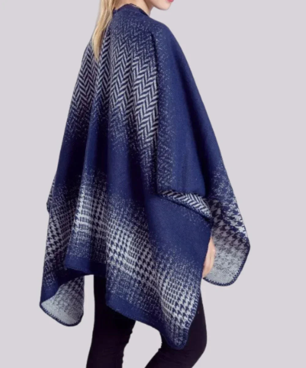Poncho cachemire bleu marine motif chevron, porté sur une femme de dos
