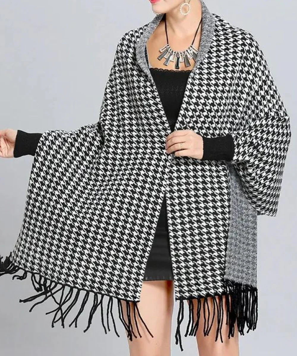 Poncho cape femme en laine motif pied-de-poule noir et blanc avec franges, look élégant