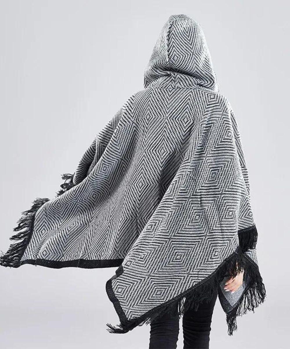 Poncho à capuche gris et noir à motifs géométriques et franges, vu de dos