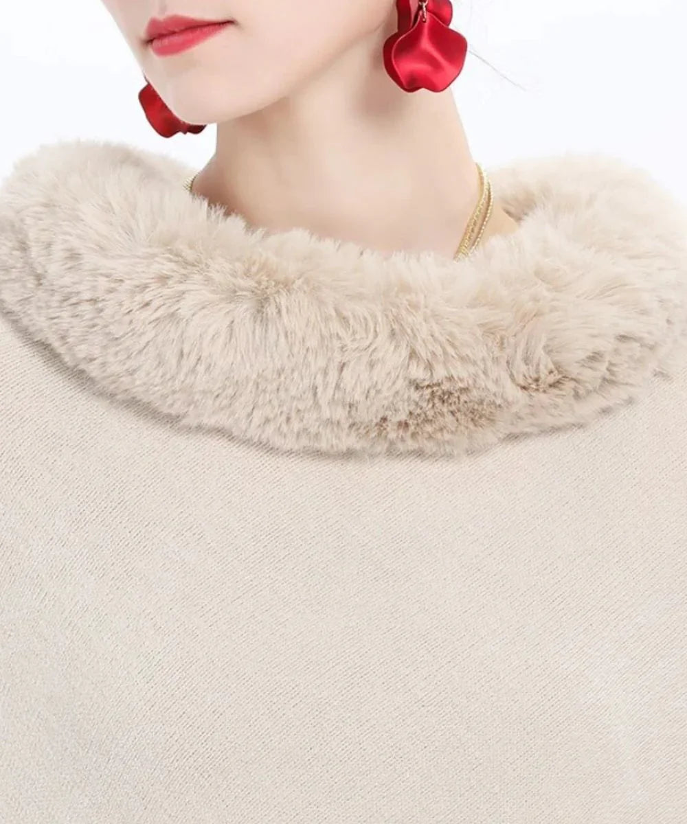 Poncho chaud femme beige col fourrure, élégant, porté avec boucles d’oreilles rouges