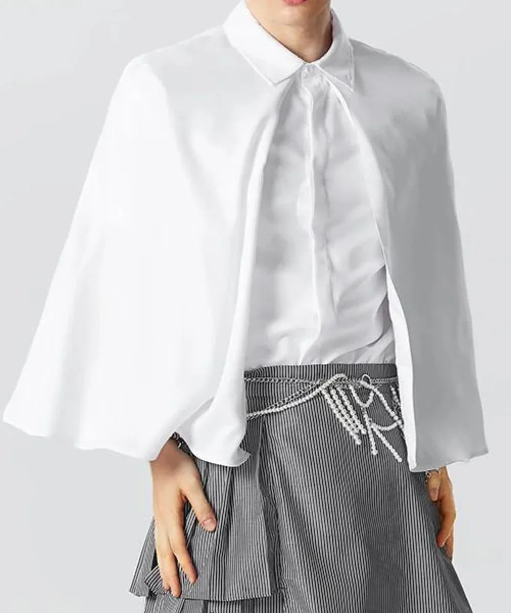 Poncho en coton blanc pour homme, porté sur une chemise, style élégant et moderne