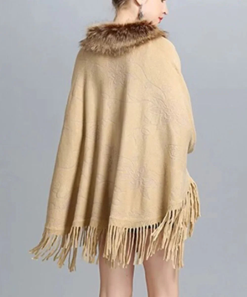 Poncho court femme en laine beige à col fausse fourrure et franges, vu de dos