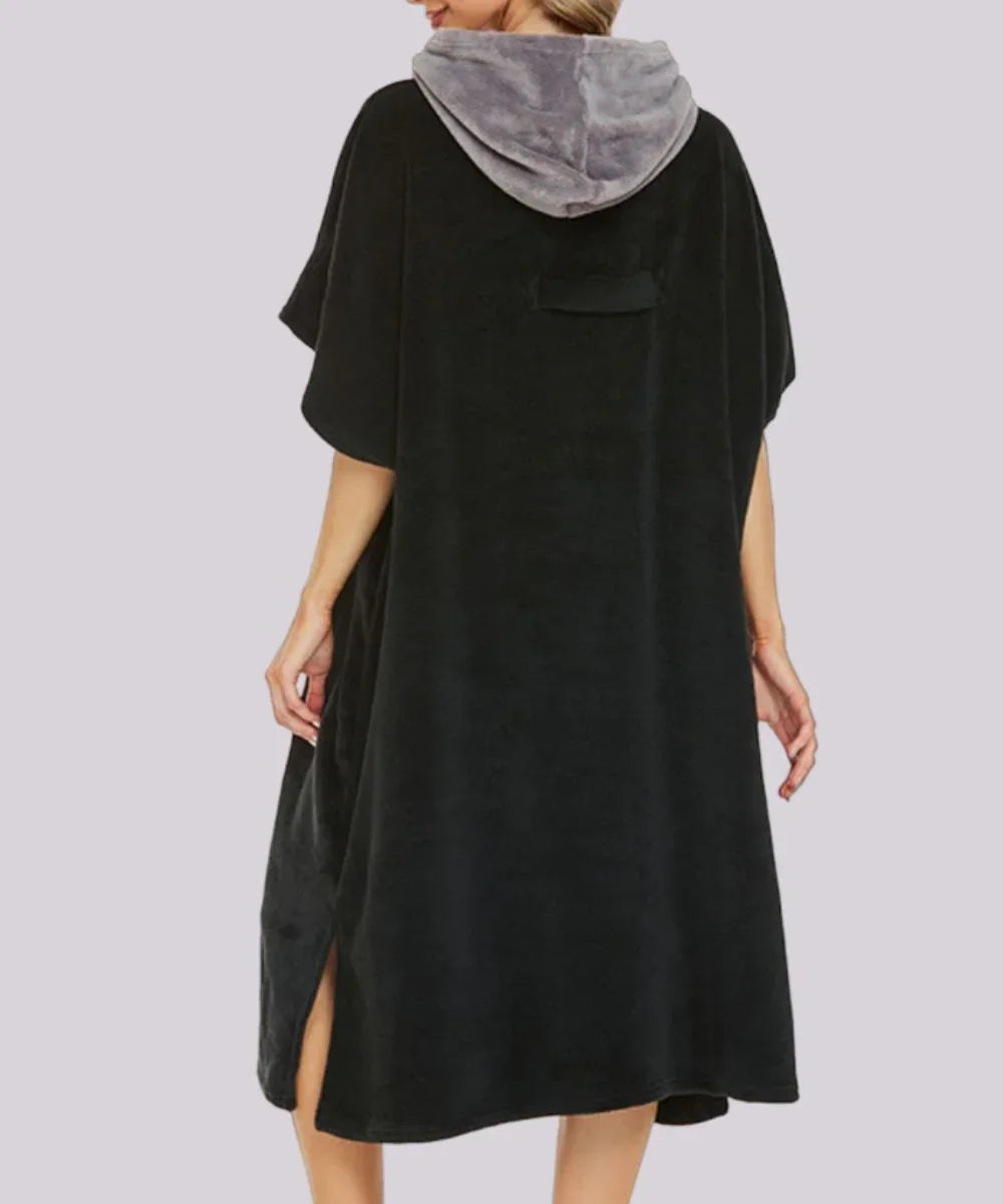 Poncho de bain adulte noir en éponge avec capuche grise, vu de dos