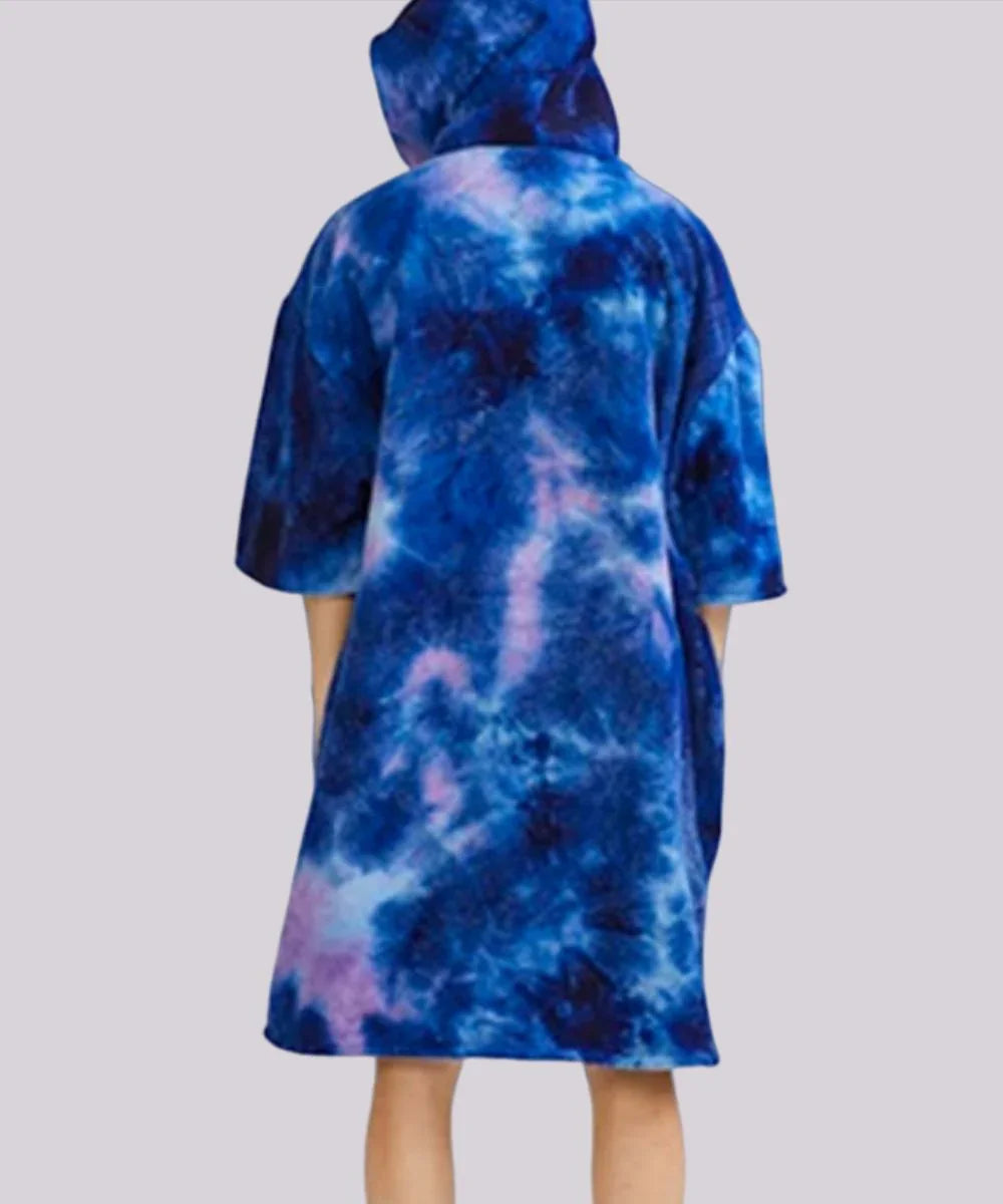 Poncho de bain adulte surf à capuche motif tie and dye bleu et violet vu de dos