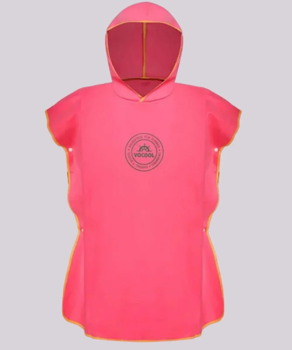 Poncho de bain fille rose à capuche, bordure jaune, logo central, sur fond gris clair