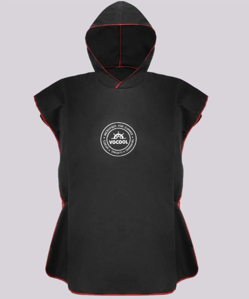 Poncho de plage enfant noir à capuche, bordures rouges, logo sur poitrine