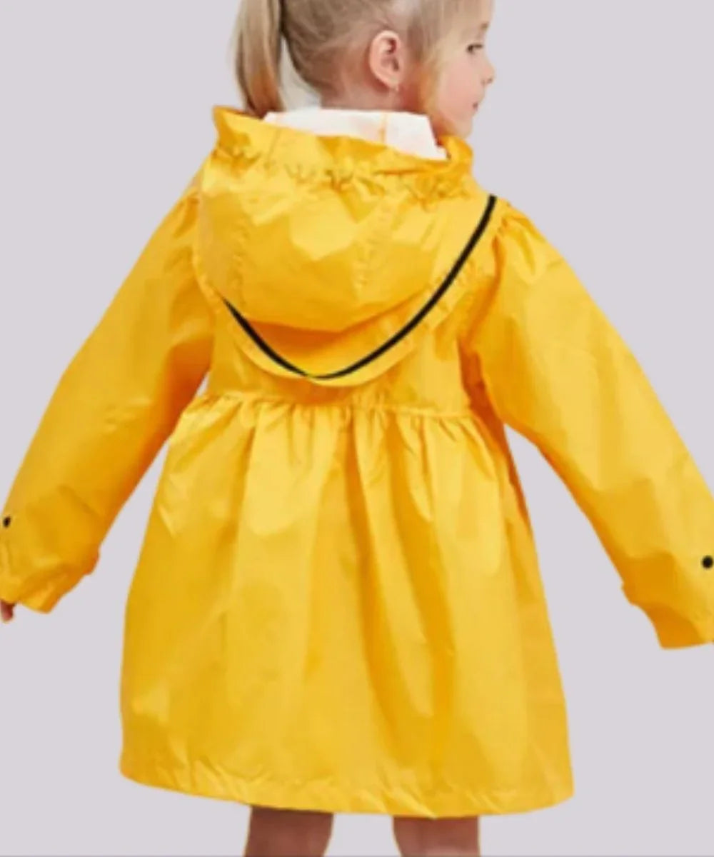 Enfant portant un poncho de pluie jaune à capuche, vu de dos, imperméable pour enfant.