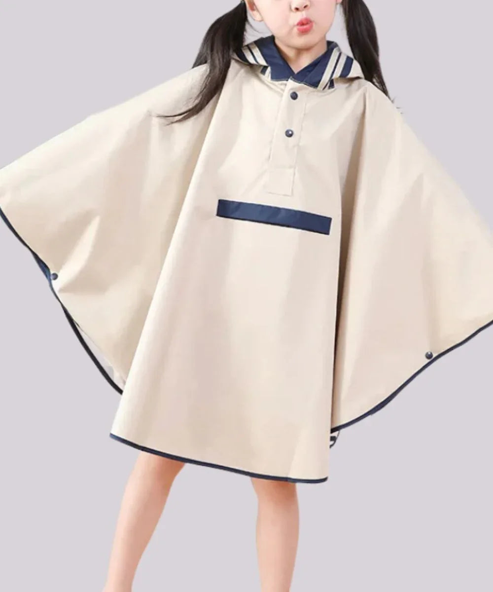 Enfant portant un poncho de pluie junior beige à capuche avec détails bleu marine