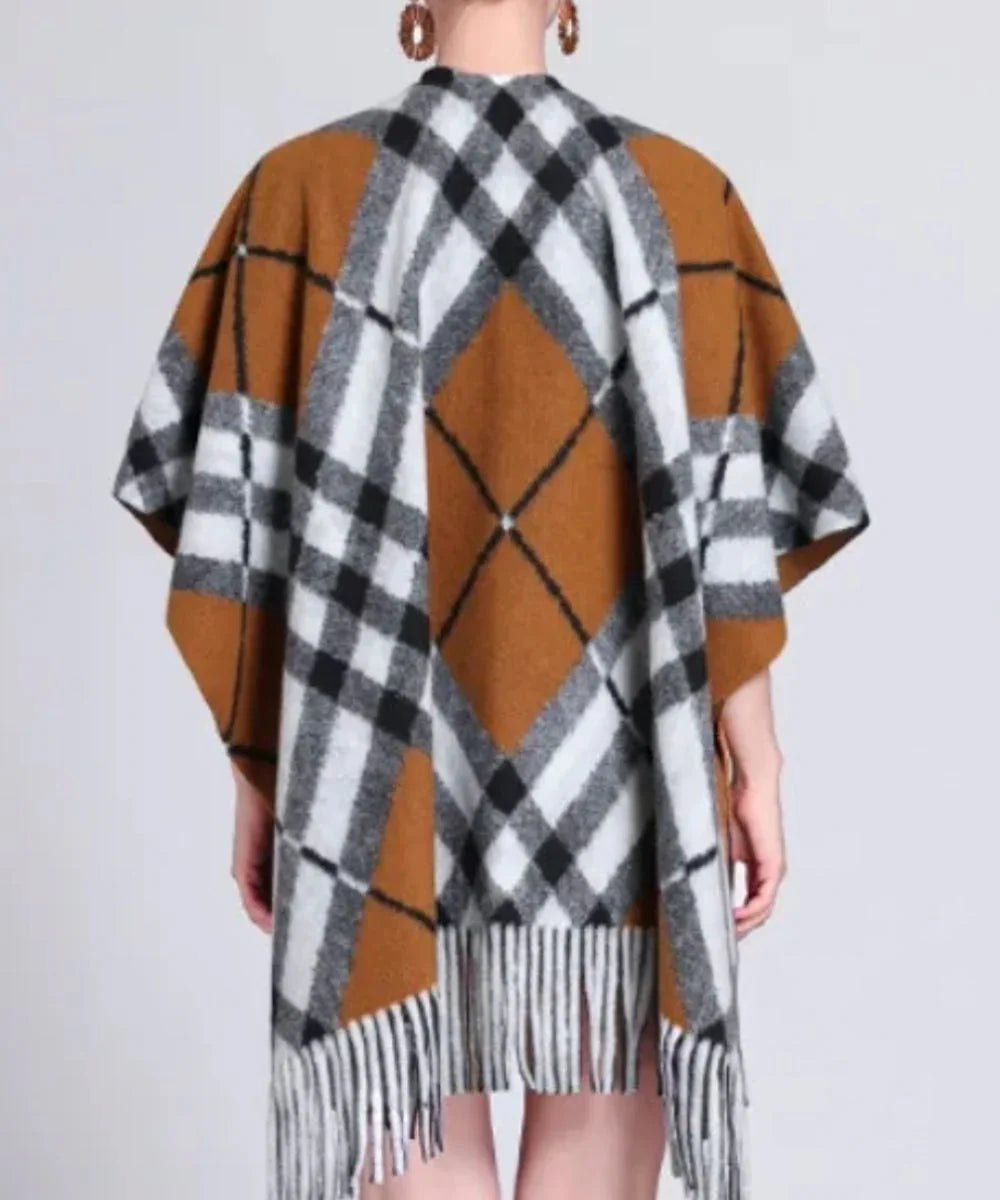 Poncho femme à carreaux marron et noir avec franges, vu de dos, style décontracté chic