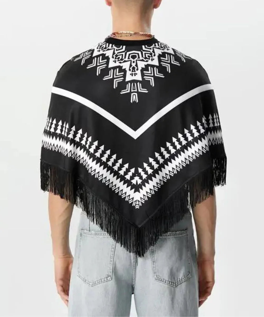 Poncho homme été noir à motifs géométriques blancs et franges, vu de dos