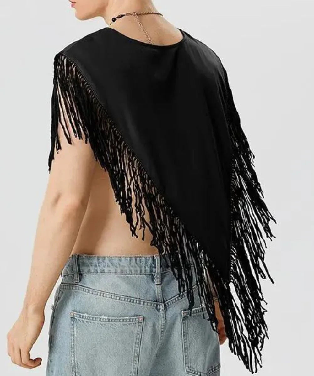 Poncho ethnique noir pour homme avec franges, porté sur un jean, vue de dos