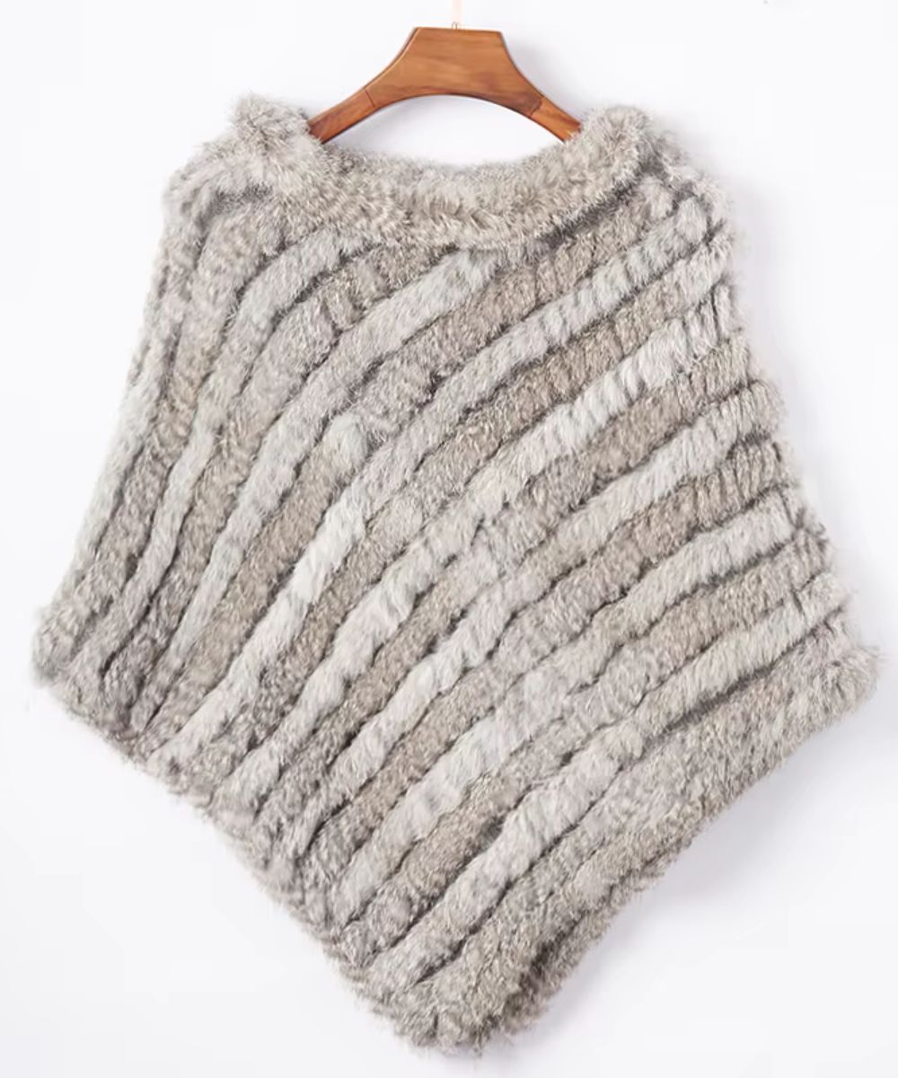 Poncho femme alpaga gris sur cintre, poncho laine douce hiver