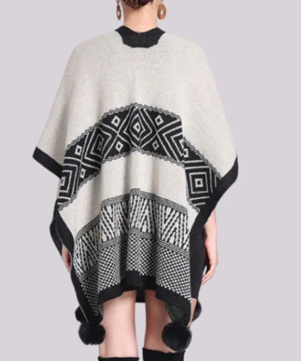 Poncho femme gris et noir à motifs géométriques, poches et pompons, vu de dos.