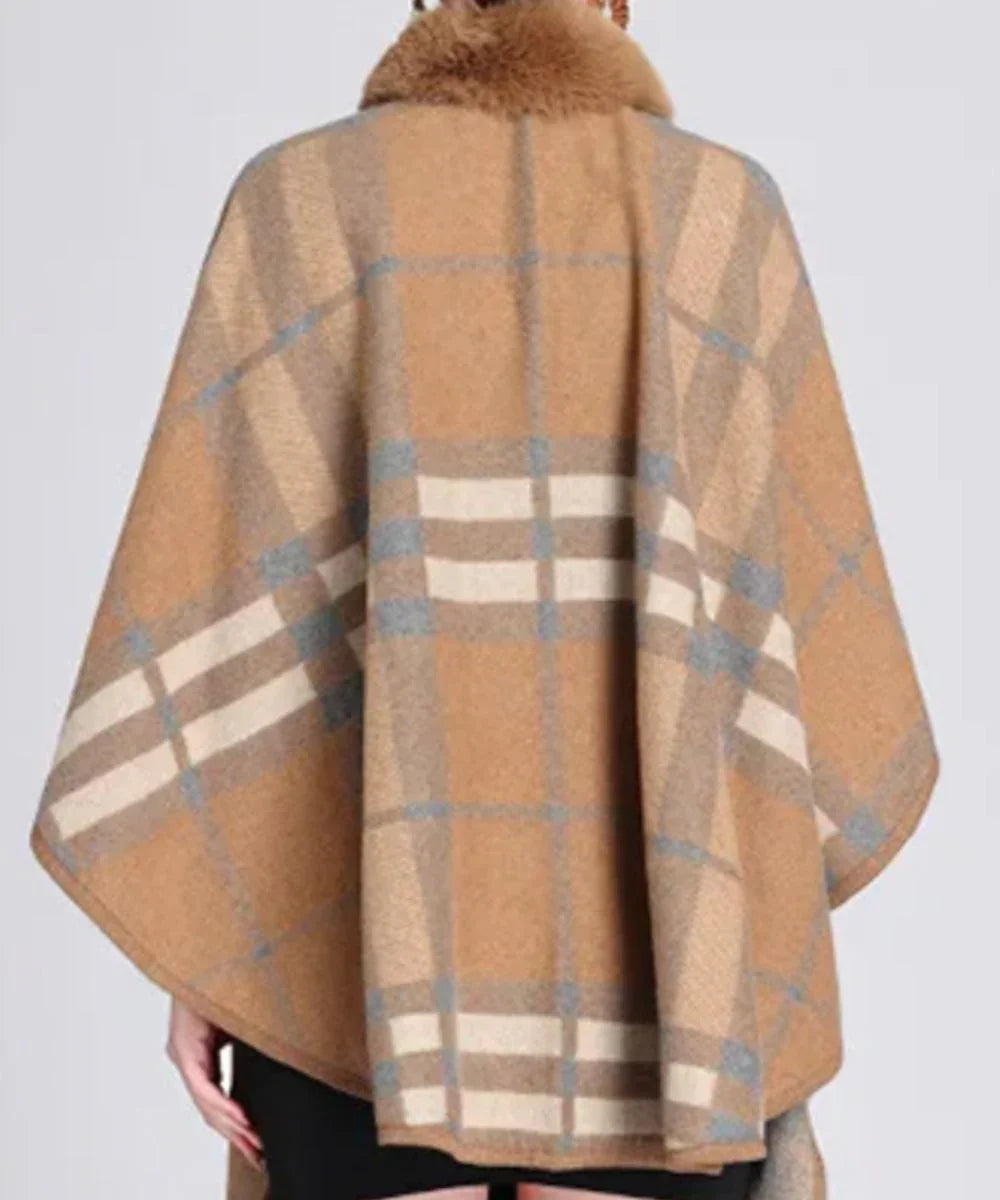 Poncho femme hiver à carreaux beige col en fausse fourrure, motif élégant, vue de dos