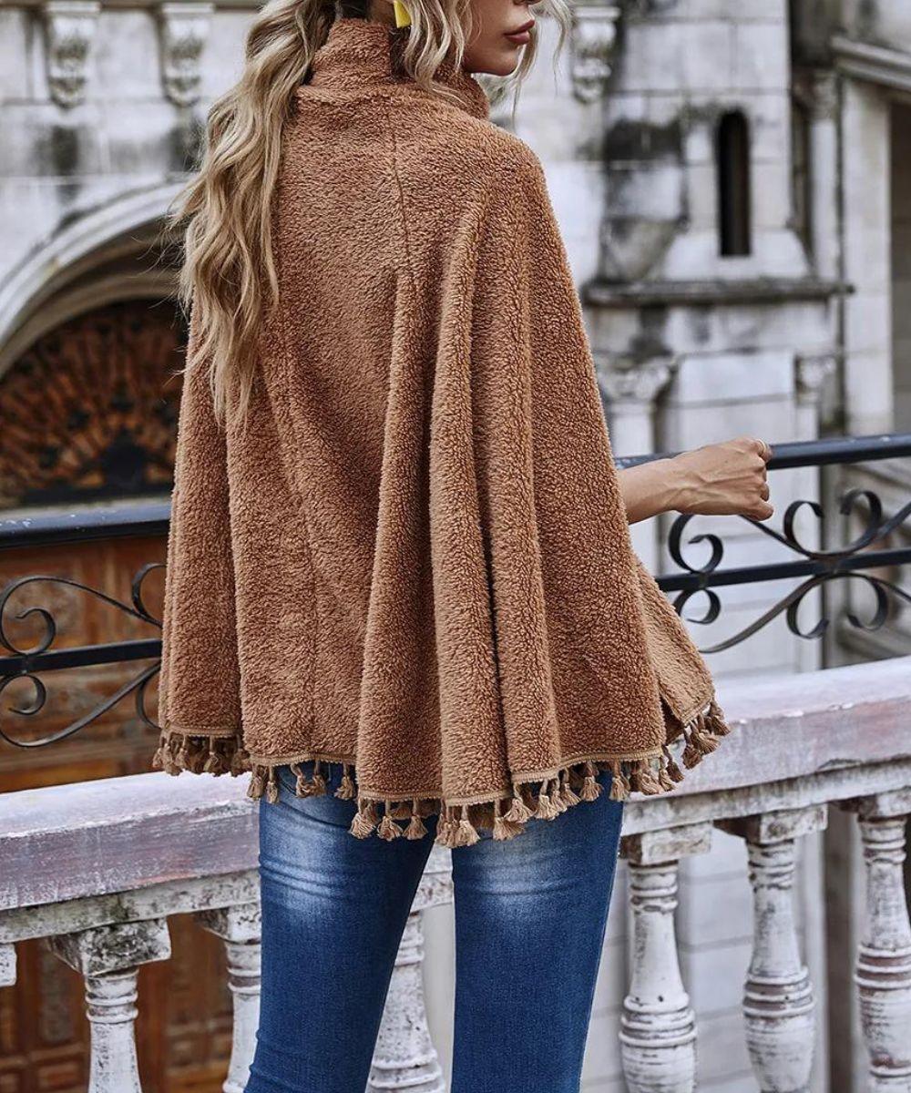 Poncho femme hiver marron chic en laine, coupe ample à franges, porté en extérieur