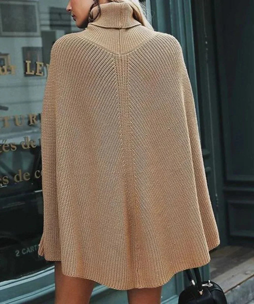 Poncho femme en laine beige avec manches et col roulé, porté en extérieur
