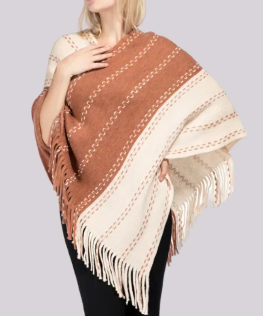 Poncho femme marron et crème à franges, motif rayé élégant, porté sur mannequin.