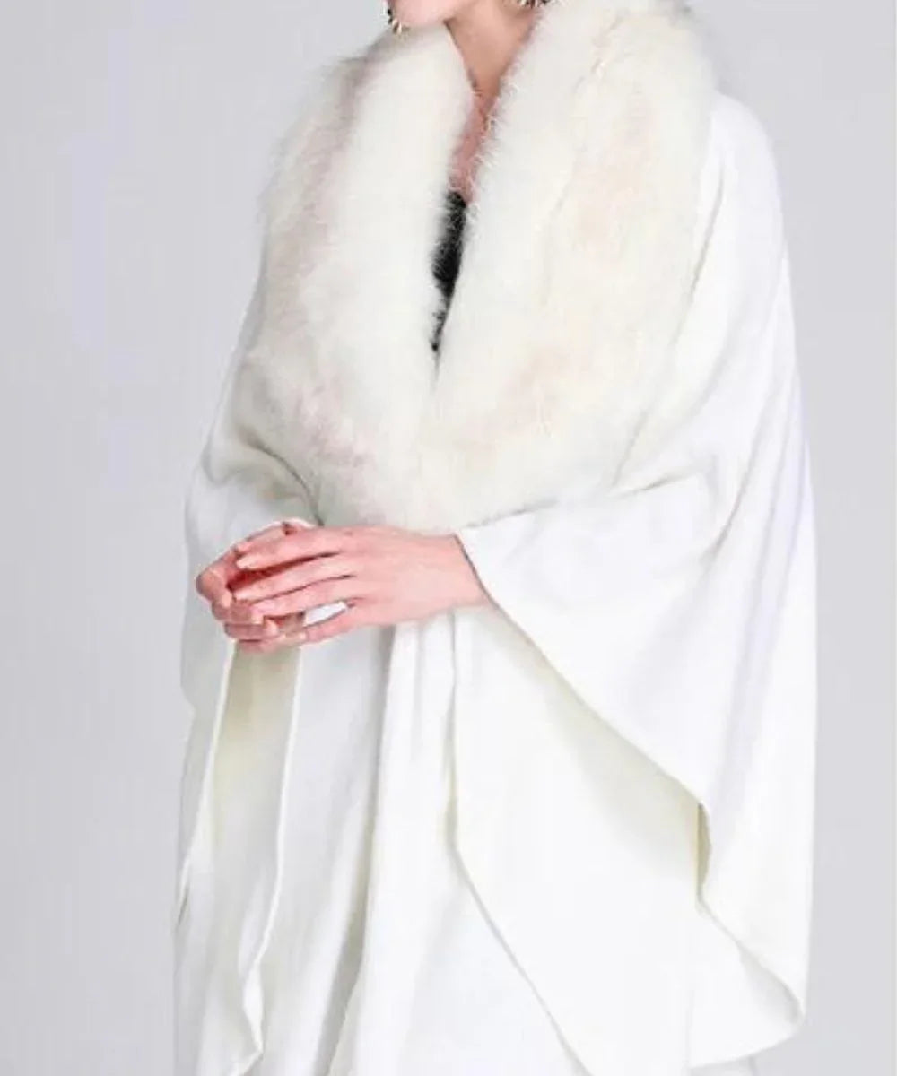Poncho d'hiver blanc avec col en fausse fourrure, tenue élégante et chaude pour femme
