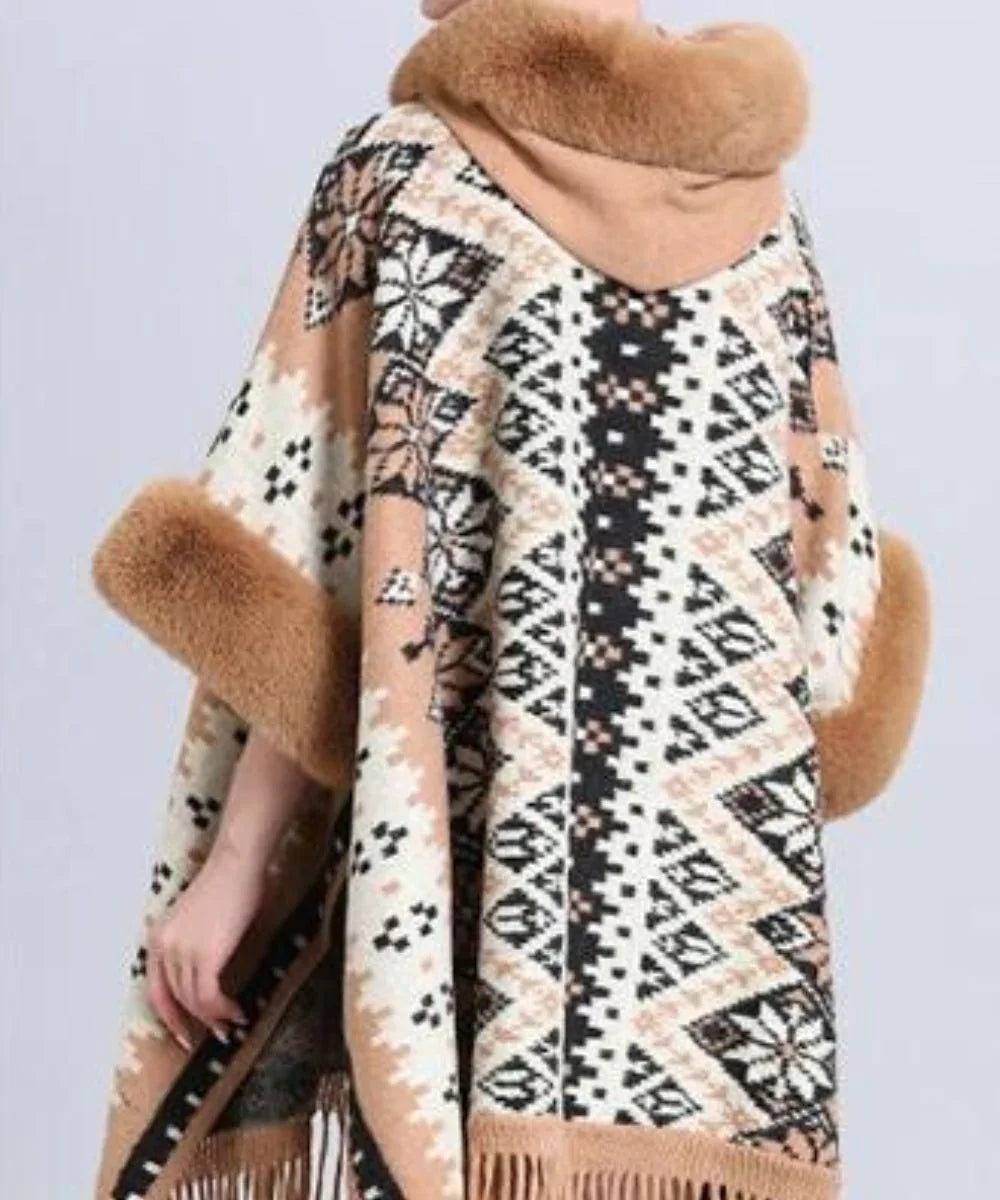 Poncho cocooning beige à motifs géométriques, col et manches en fausse fourrure, style hivernal