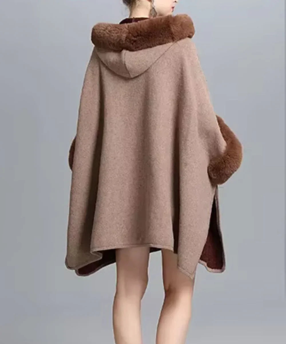 Poncho kaki élégant pour femme vu de dos, capuche et finitions en fausse fourrure.