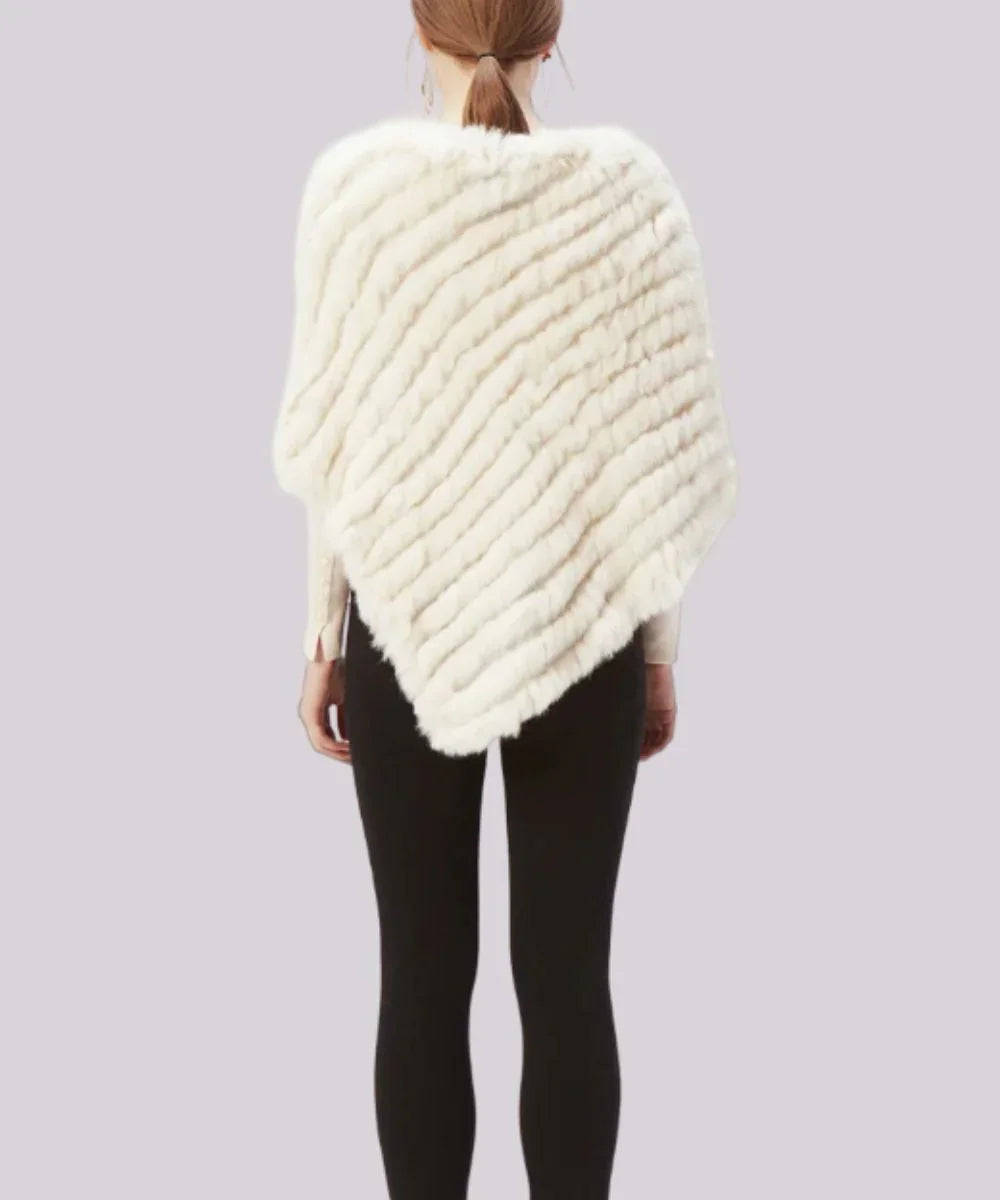 Femme portant un poncho blanc en laine, texture douce, vue de dos, style hivernal élégant