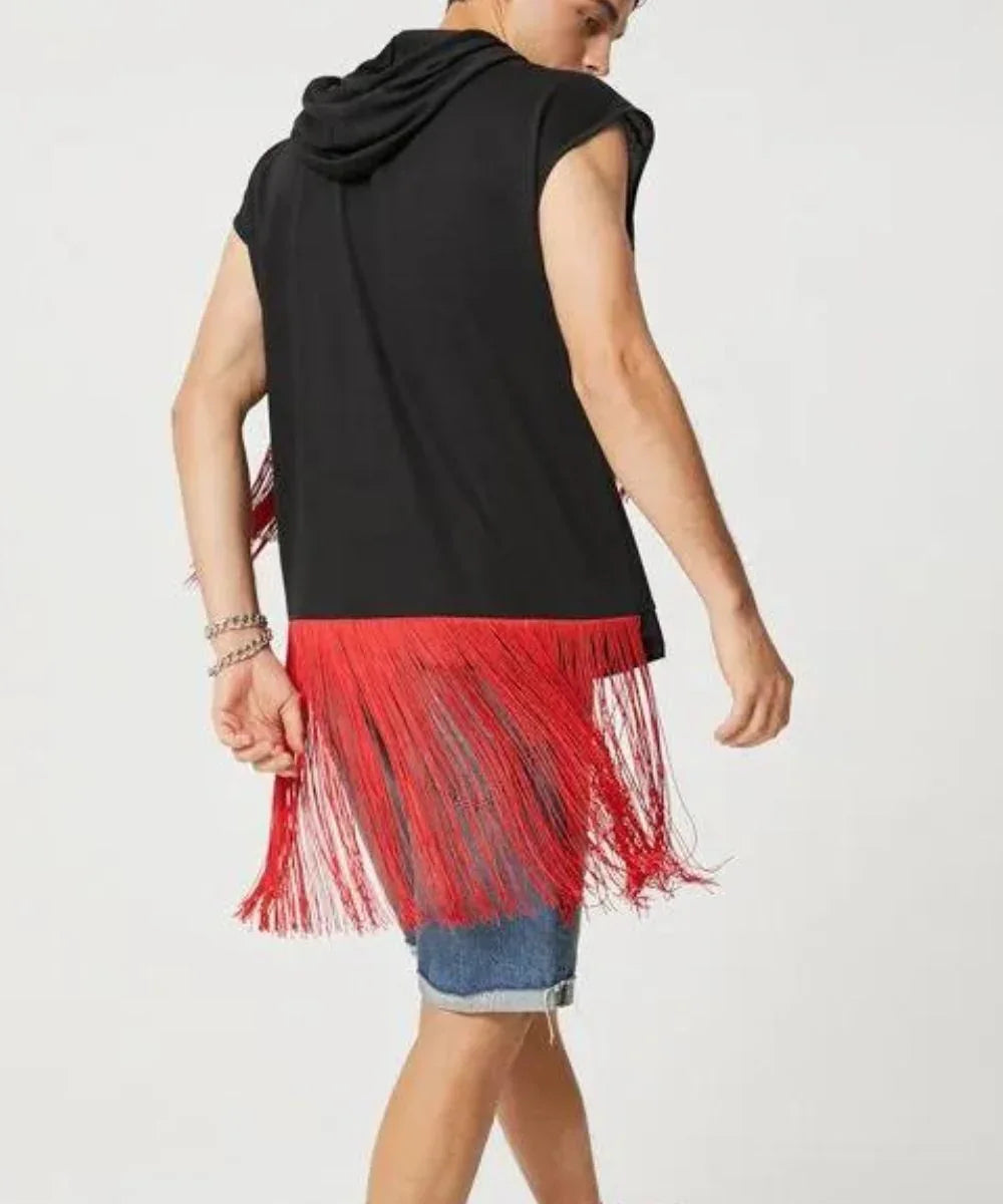 Poncho homme noir à franges rouges, sans manches, porté avec un short en jean