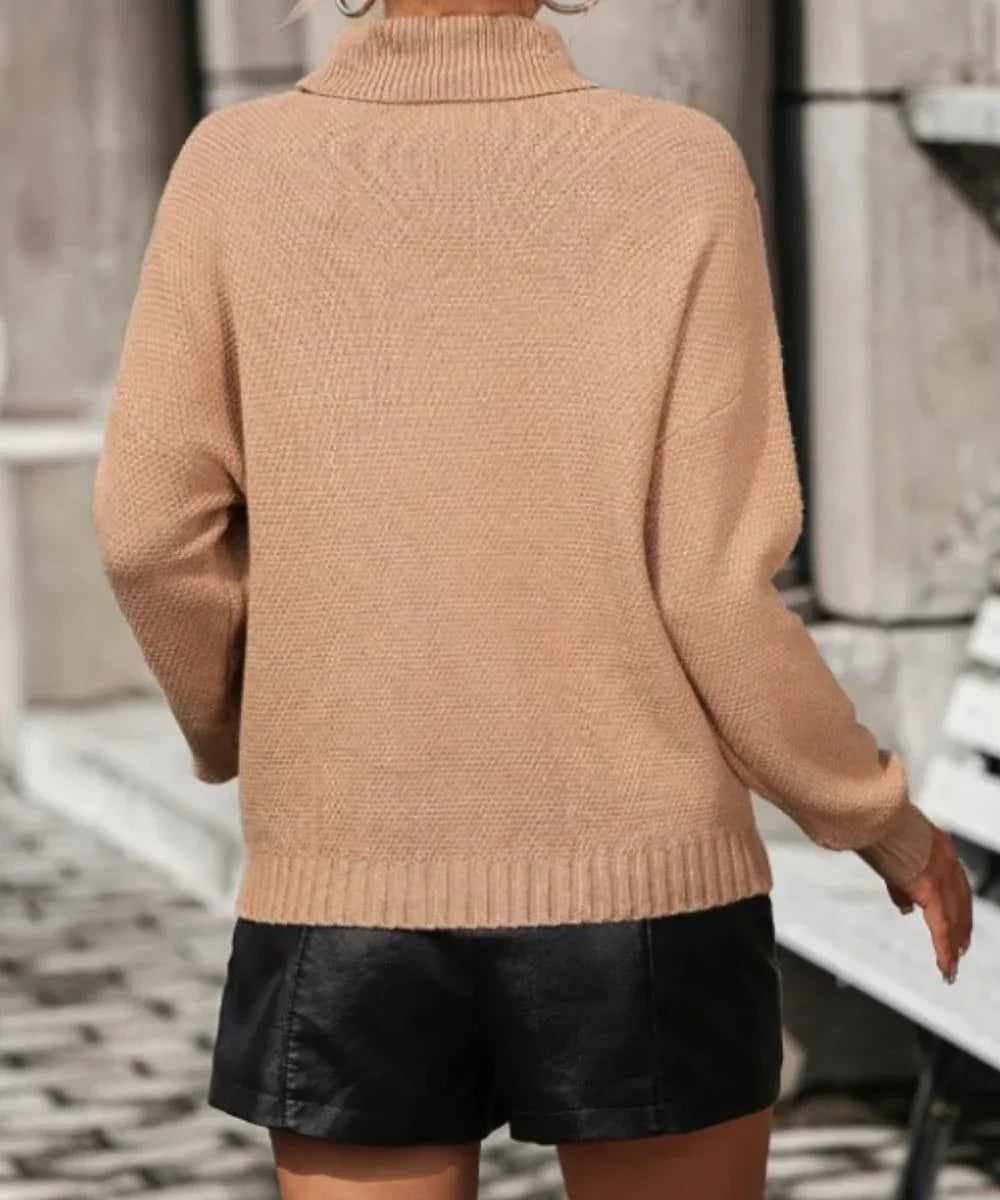 Femme portant un poncho léger beige, manches longues, en extérieur urbain