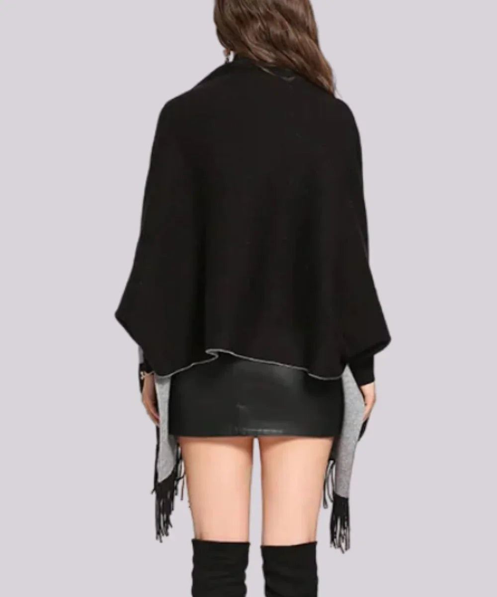 Poncho noir femme en cachemire avec franges, porté sur jupe courte, vue de dos