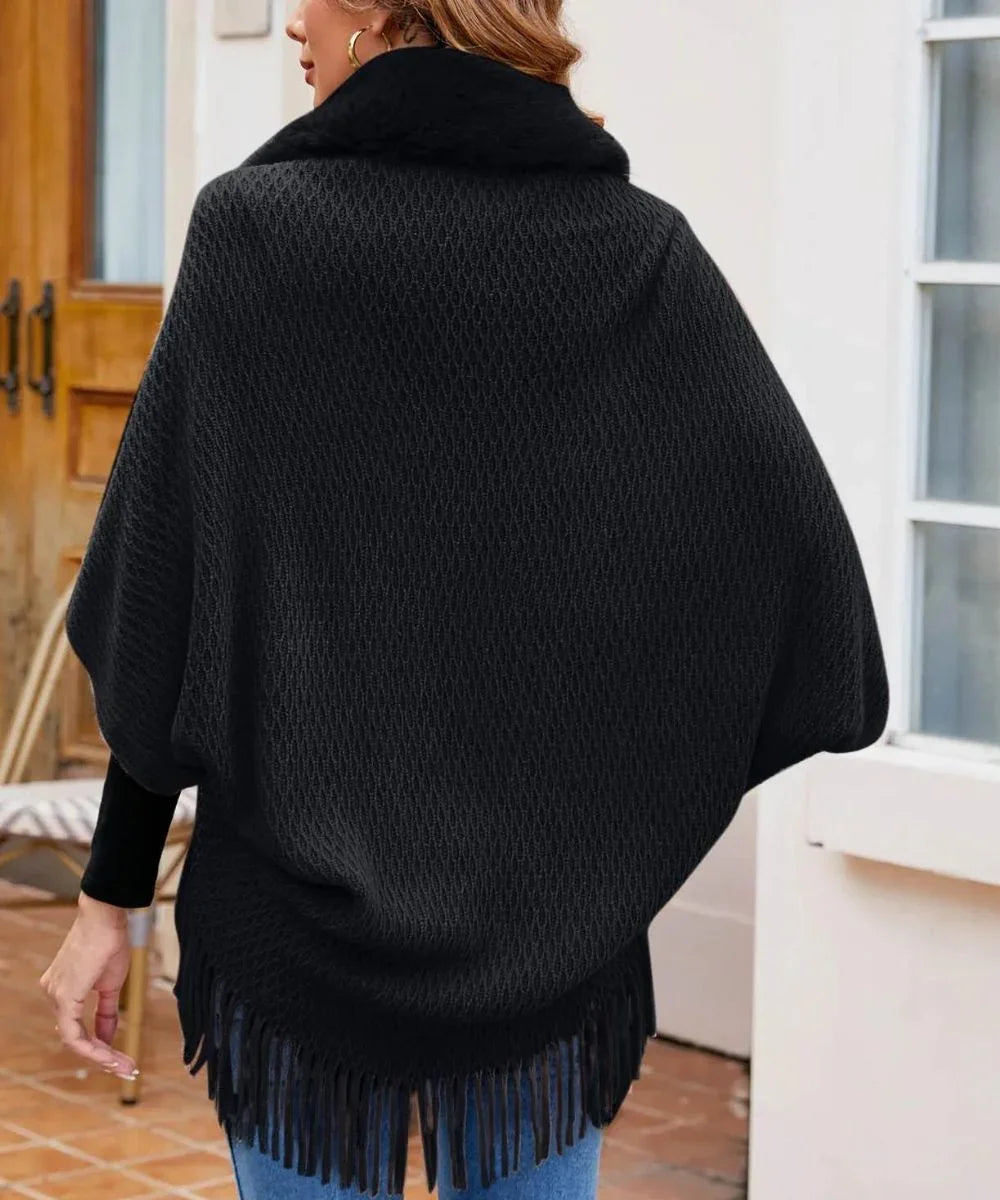 Poncho noir femme à col fourrure et franges, tenue hivernale élégante