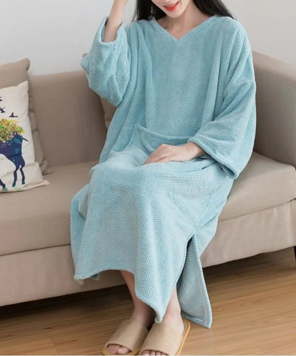 Poncho doux bleu clair à capuche, idéal pour l'hiver ou l'été, confortable et élégant à porter à la maison.