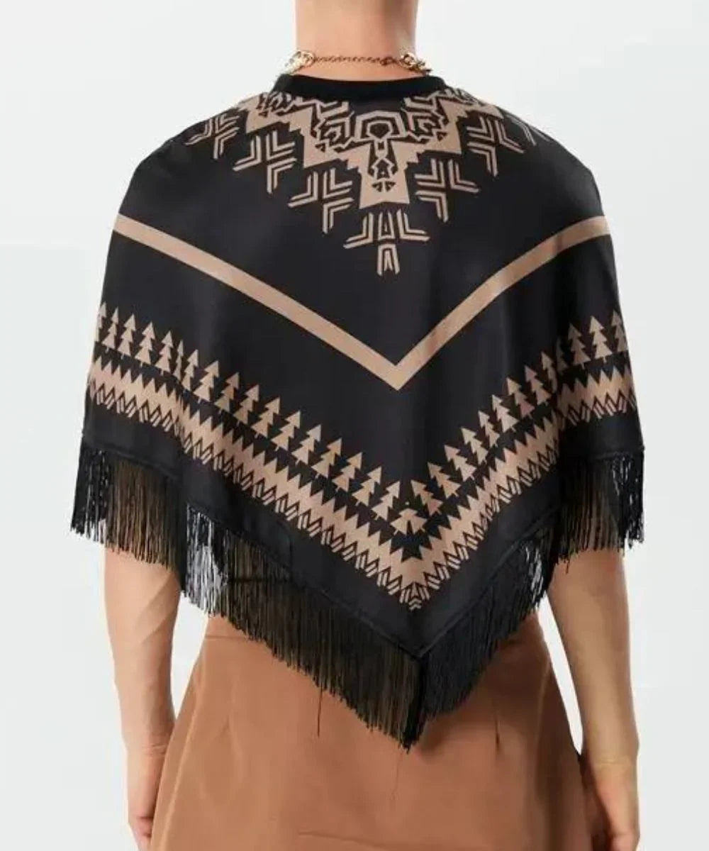 Poncho péruvien homme noir à motifs géométriques ethniques beige, franges, vu de dos