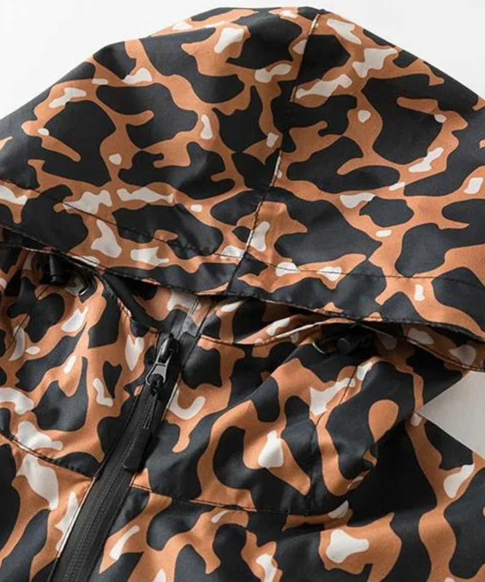 Poncho de pluie femme à capuche motif camouflage marron, noir et blanc, fermeture éclair