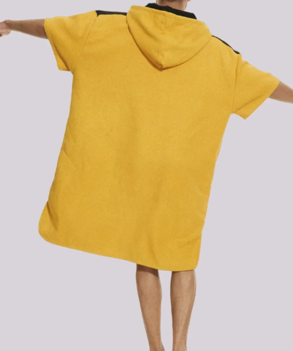 Poncho polaire jaune à capuche pour surf, vu de dos, manches courtes, tenue décontractée