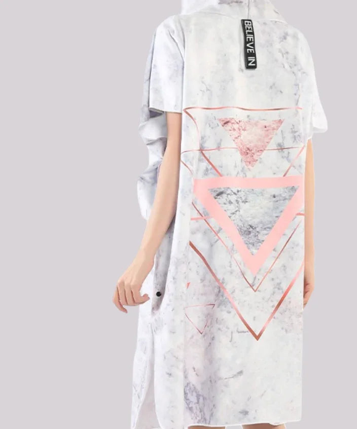 Poncho de plage gris à capuche avec motif géométrique rose, style décontracté.