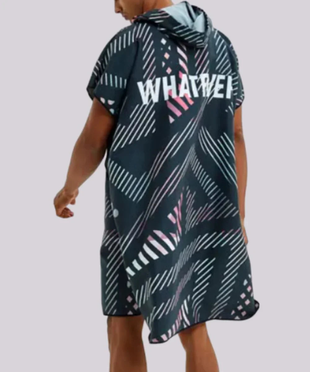 Poncho pour surfeur à capuche, motif graphique noir et rose, inscription WHATEVER au dos.