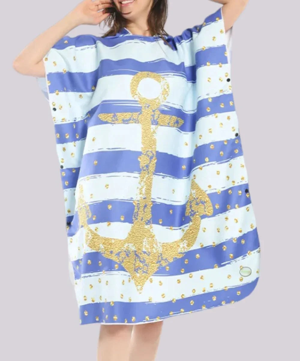 Poncho surf breton à rayures bleues et blanches avec motif ancre dorée, style marin.