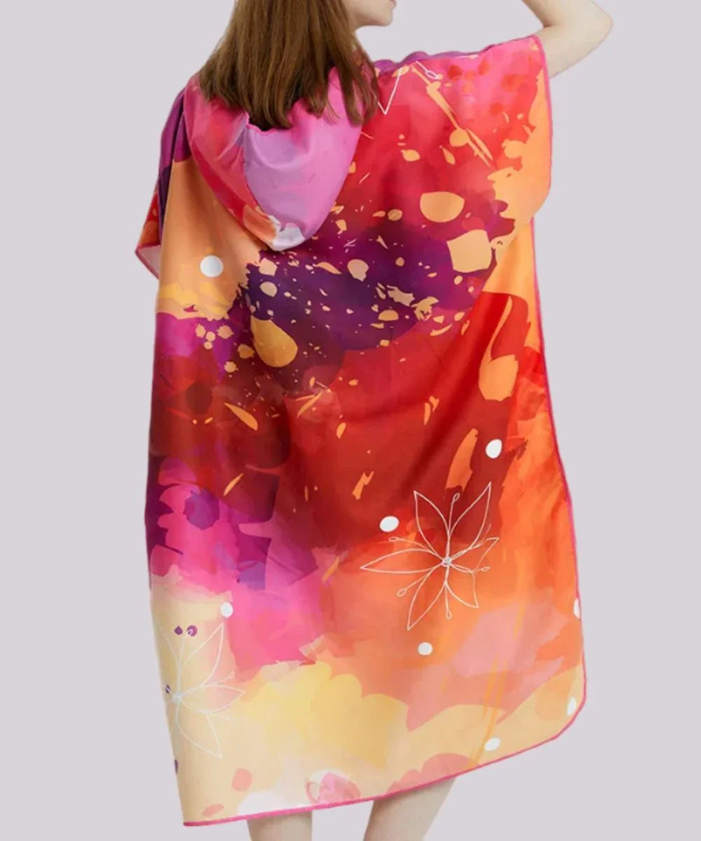 Poncho surf femme en microfibre, motif coloré, capuche, fond violet, fleurs blanches