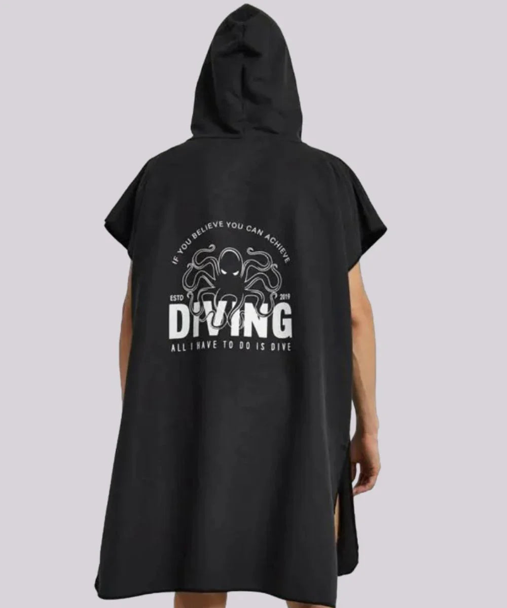 Poncho de surf noir à capuche, motif pieuvre et inscription Diving au dos, style moderne.