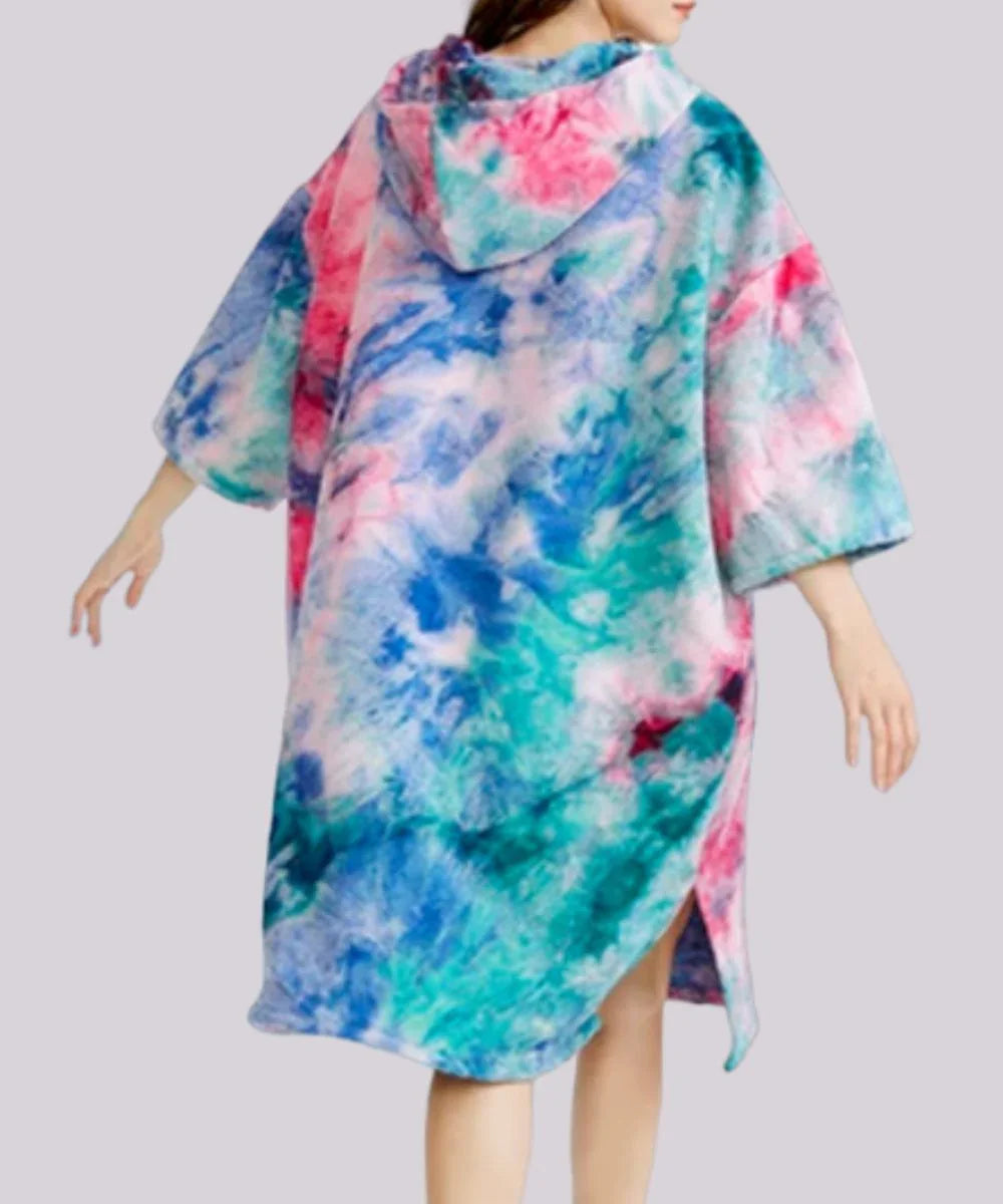 Poncho de surf à capuche multicolore, tissu doux, motif tie-dye bleu, vert et rose.