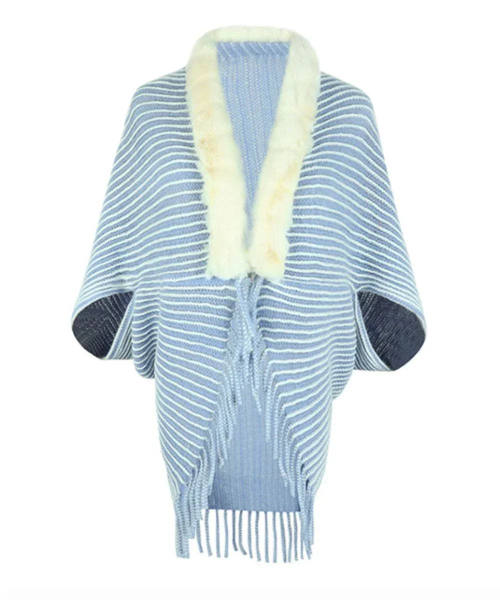 Poncho femme rayé bleu et blanc avec col en fausse fourrure et franges décoratives
