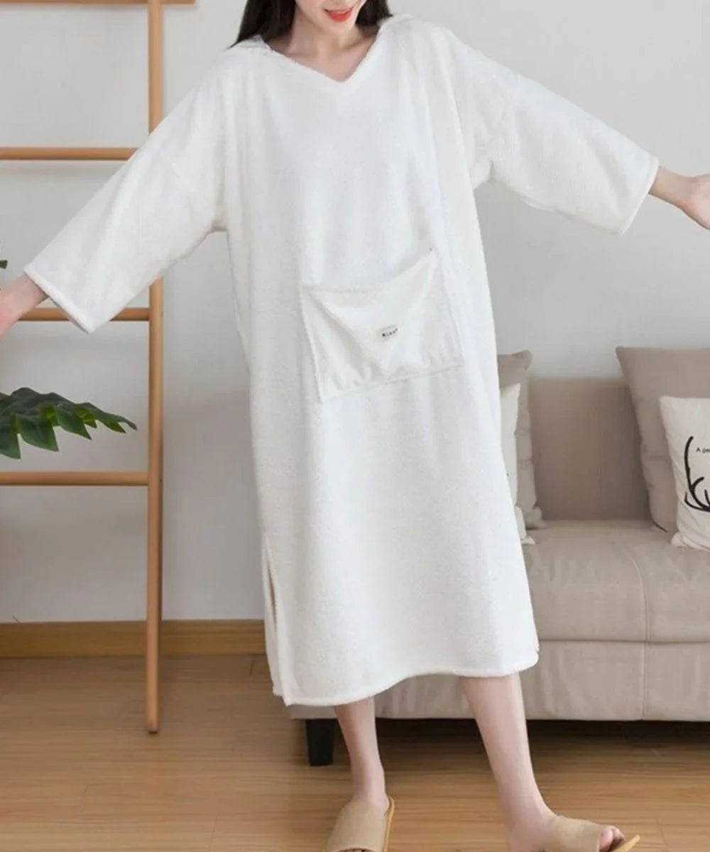 Peignoir poncho femme blanc en coton, avec capuche et poche, porté en intérieur cosy